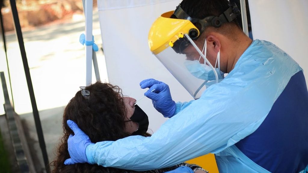 17 DE JULIO DE 2021/VALPARAISOUna mujer se practica un examen de PCR en la Plaza de la Victoria, en donde el Área de Salud del municipio de Valparaíso, realiza un operativo de vacunación contra el Coronavirus y la Influenza, además de búsqueda activa de casos Covid-19 positivos.
FOTO: LEONARDO RUBILAR CHANDIA/AGENCIAUNO