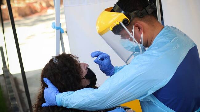 17 DE JULIO DE 2021/VALPARAISOUna mujer se practica un examen de PCR en la Plaza de la Victoria, en donde el Área de Salud del municipio de Valparaíso, realiza un operativo de vacunación contra el Coronavirus y la Influenza, además de búsqueda activa de casos Covid-19 positivos.
FOTO: LEONARDO RUBILAR CHANDIA/AGENCIAUNO