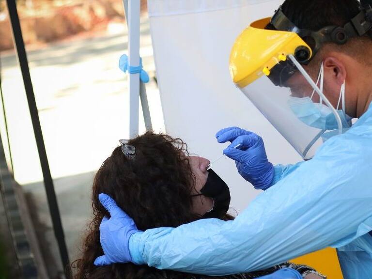 17 DE JULIO DE 2021/VALPARAISOUna mujer se practica un examen de PCR en la Plaza de la Victoria, en donde el Área de Salud del municipio de Valparaíso, realiza un operativo de vacunación contra el Coronavirus y la Influenza, además de búsqueda activa de casos Covid-19 positivos.
FOTO: LEONARDO RUBILAR CHANDIA/AGENCIAUNO