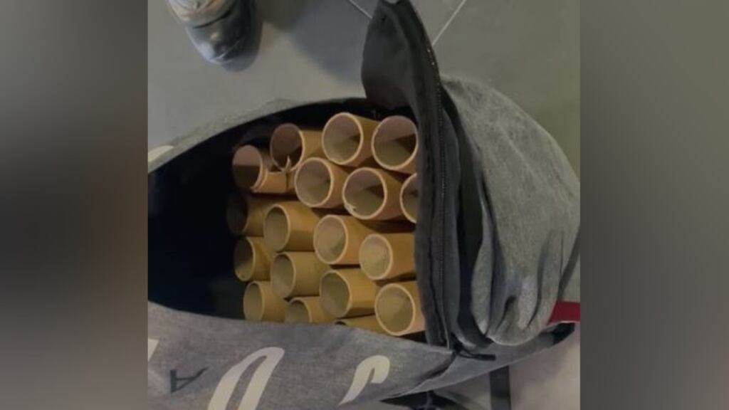 Con 20 fuegos artificiales en su mochila: Carabineros detiene cuatro hinchas tras incidentes en el Clásico Universitario
