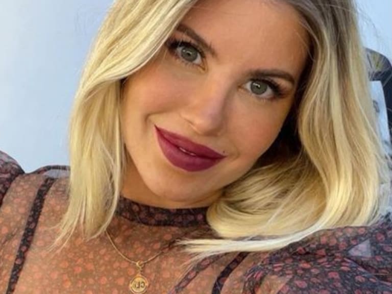 Coté López muestra sus tatuajes con casual topless