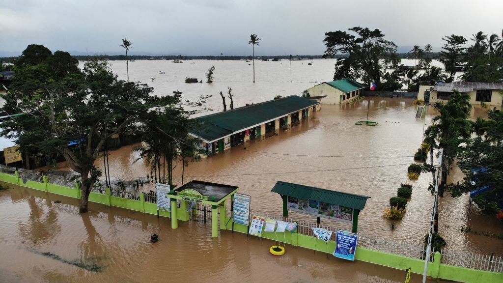 Imagen aérea de un colegio inundado en la ciudad de Abuyog