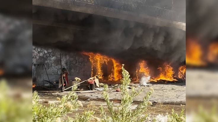 Desalojo de rucos termina en incendio en Recoleta: queman dos estructuras bajo puente Patronato
