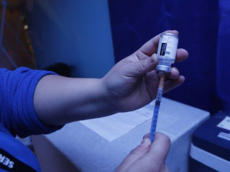 Doctor Jaime Rodríguez sobre nueva vacuna contra el virus sincicial: «Va a estar disponible en Chile, posiblemente desde el próximo año»