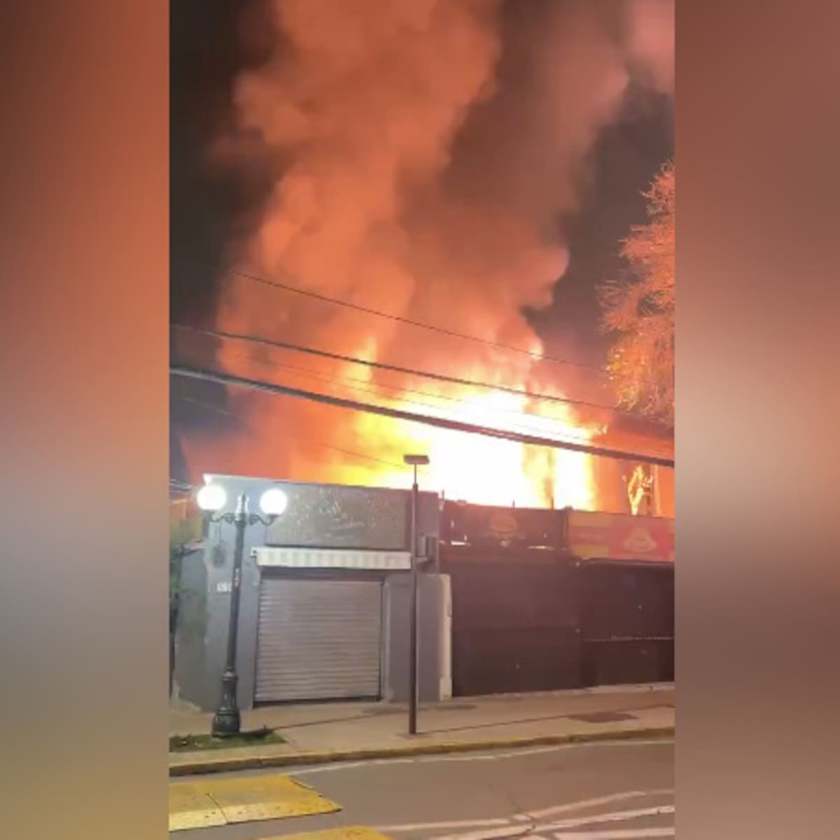 Incendio afecta local comercial y amenaza vivienda colindante en Providencia: bomberos trabaja en el lugar