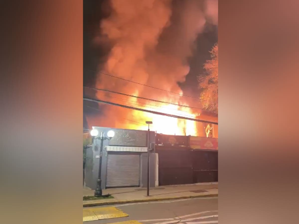 Incendio afecta local comercial y amenaza vivienda colindante en Providencia: bomberos trabaja en el lugar