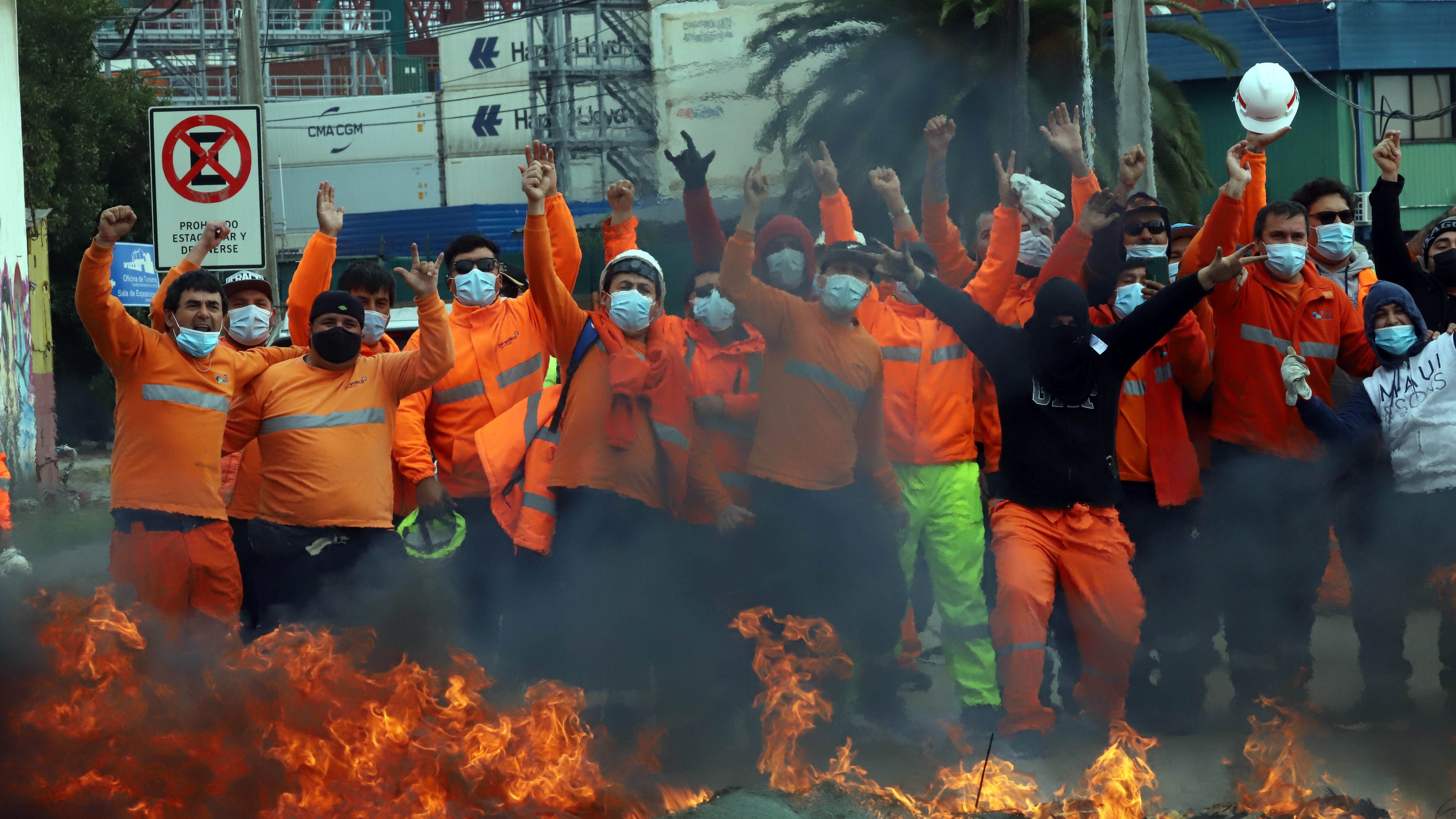 21 DE ABRIL 2021 / SAN ANTONIO Trabajadores portuarios del puerto de San Antonio se encuentran en paro en apoyo al tercer retiro de las AFPs en la foto los trabajadores hicieron barricadas en la avenida Angamos en las afueras de la entrada norte al Terminal. FOTO AGENCIA UNO
