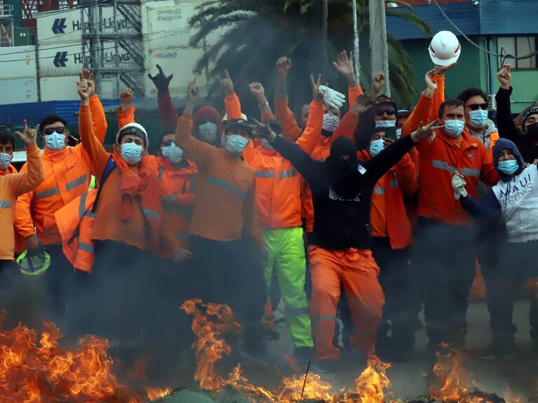 21 DE ABRIL 2021 / SAN ANTONIO Trabajadores portuarios del puerto de San Antonio se encuentran en paro en apoyo al tercer retiro de las AFPs en la foto los trabajadores hicieron barricadas en la avenida Angamos en las afueras de la entrada norte al Terminal. FOTO AGENCIA UNO