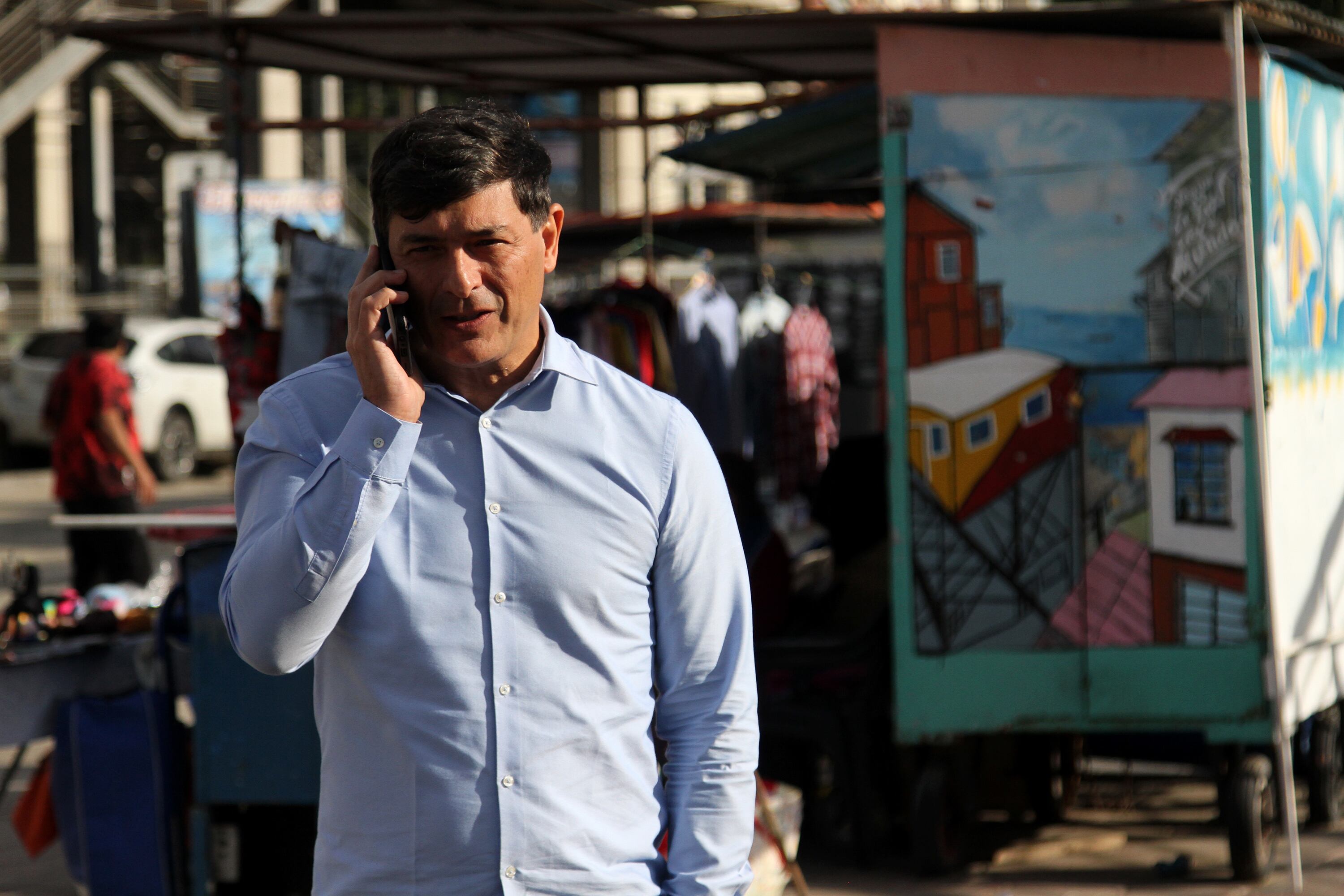13 de JULIO/VALPARAISOEl político Franco Parisi es retratado en el sector de Caleta Portales durante una visita a Valparaíso
FOTO: MARCELO BENITEZ/AGENCIAUNO