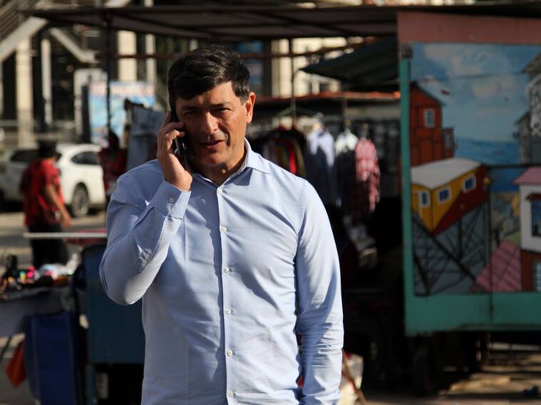 13 de JULIO/VALPARAISOEl político Franco Parisi es retratado en el sector de Caleta Portales durante una visita a Valparaíso
FOTO: MARCELO BENITEZ/AGENCIAUNO