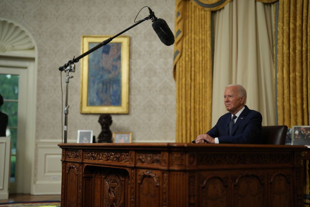 El presidente de Estados Unidos, Joe Biden, en el Salón Oval de la Casa Blanca antes de entregar un discurso televisado.