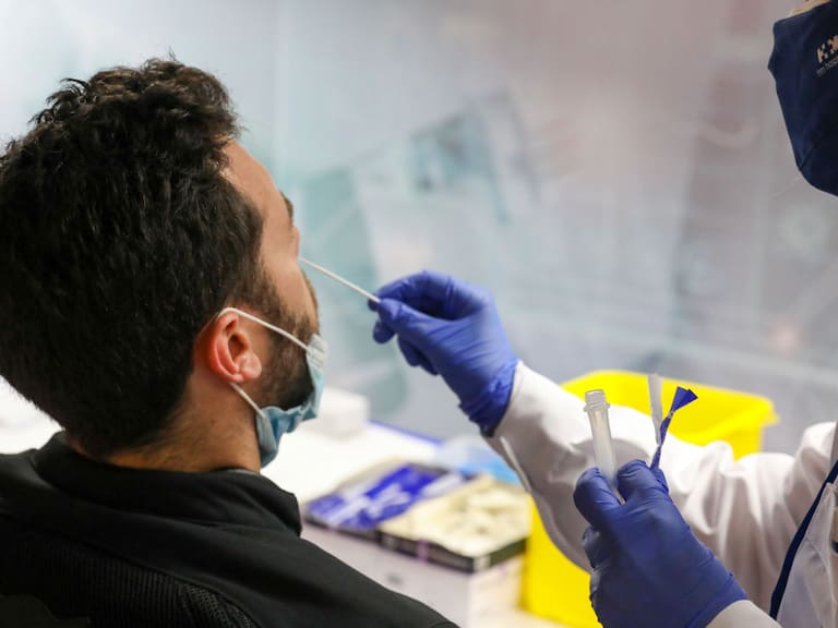 Minsal confirmó 13.674 contagios y más de 58 mil casos activos este 23 de enero | Getty Images
