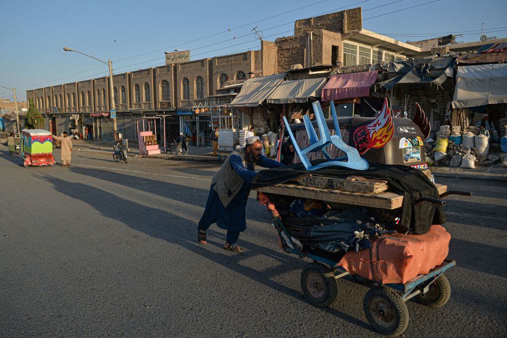 Trabajador afgano empuja el carro para sus ventas en Herat