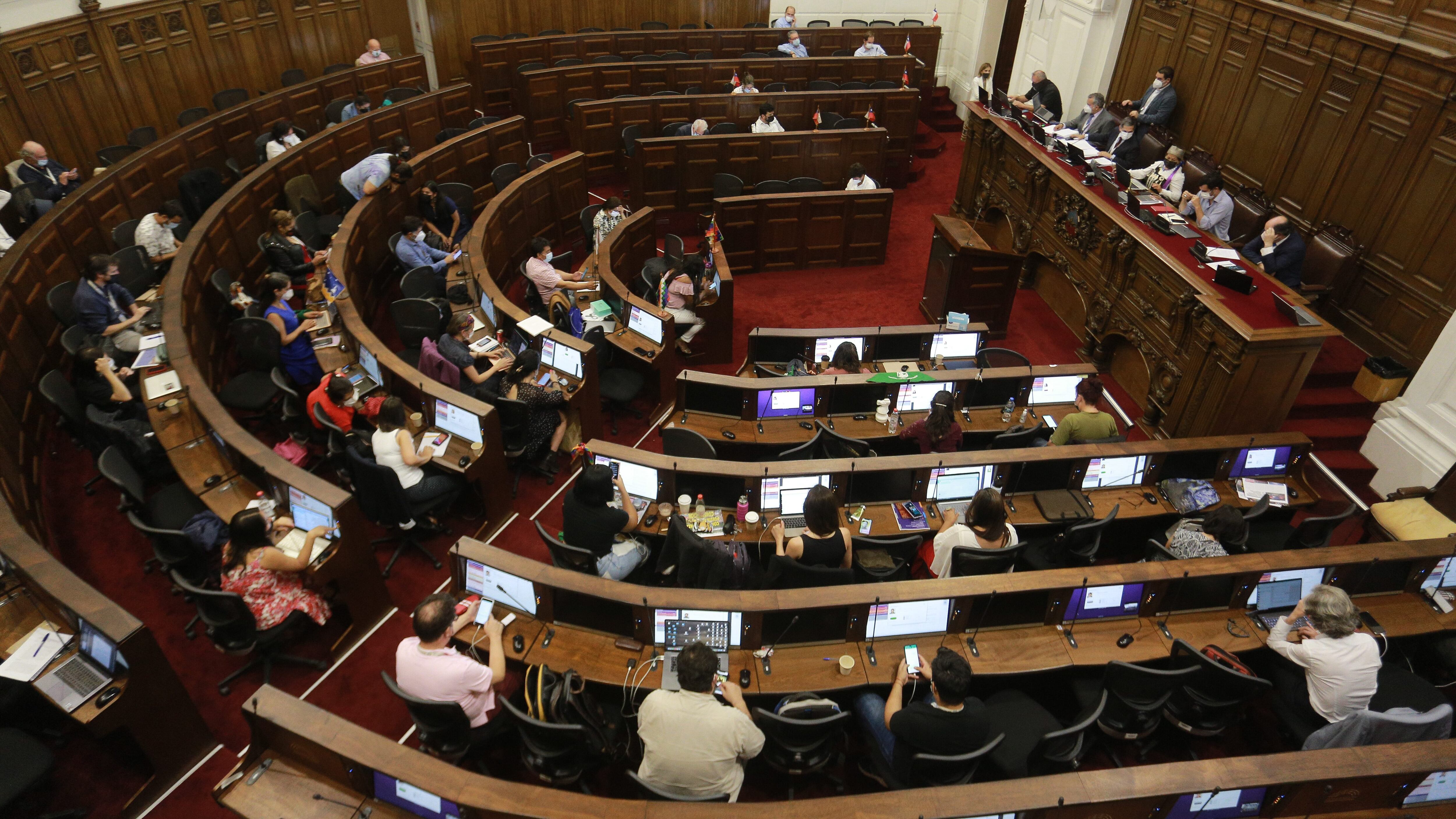 29 de DICIEMBRE de 2021 / SANTIAGOActividades de la convención, último pleno presidido por Elisa Loncón Y Jaime Bassa en el Hemiciclo de la Cámara de Diputados del Ex Congreso Nacional
FOTO: DIEGO MARTIN/AGENCIAUNO