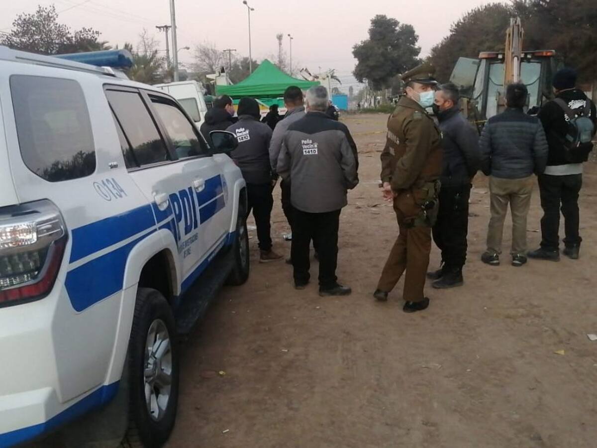 Funcionarios municipales de Peñaflor encontraron el cadáver de un hombre mientras manejaban retroexcavadora
