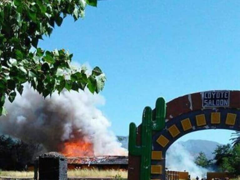 Incendio reduce a cenizas discoteque «Coyote» de San Vicente de Tagua Tagua