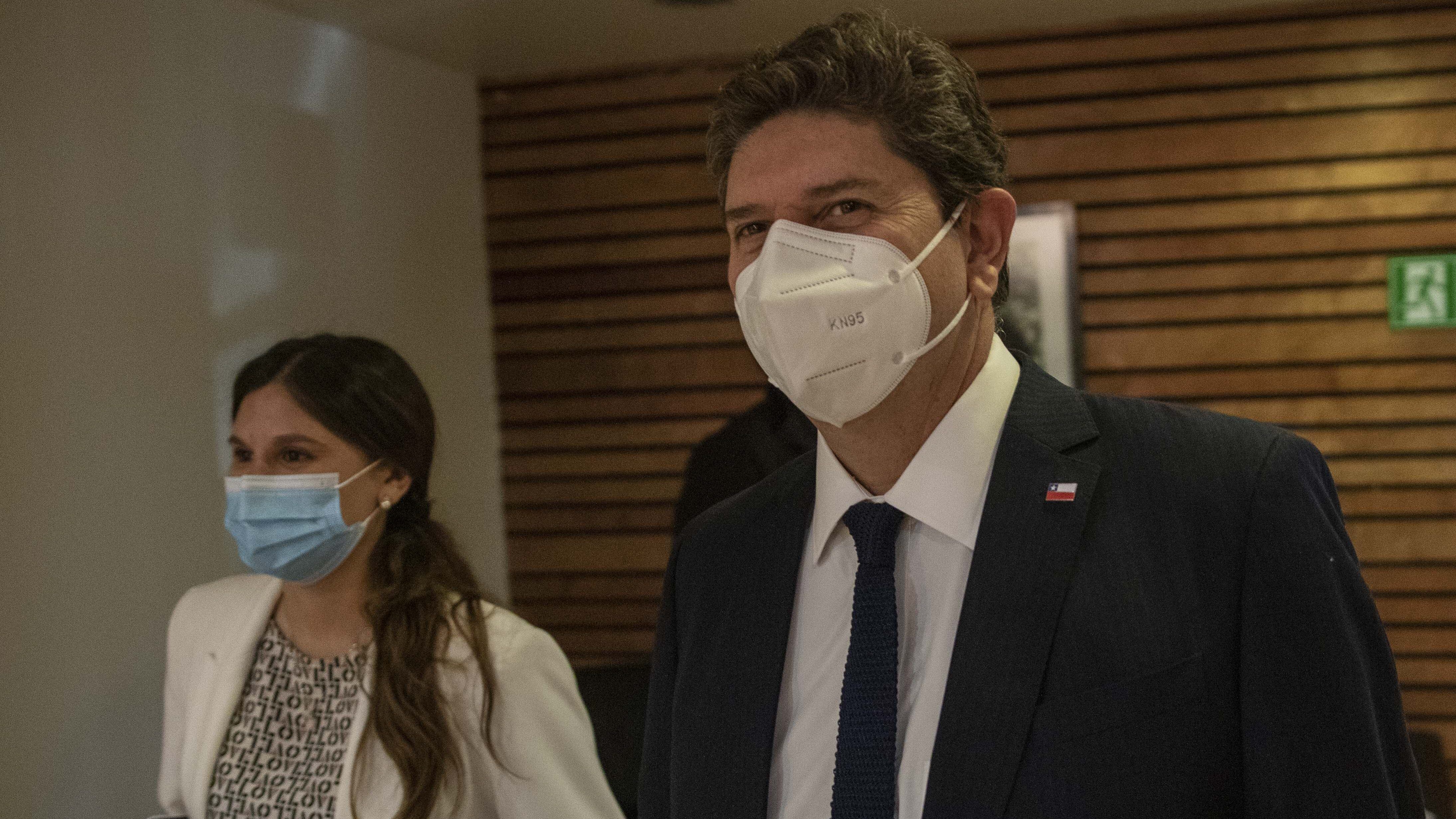 04 de Febrero de 2022 / SANTIAGO
Rodrigo Cerda y Cristina Torres llegando a exposición.

El ministro de Hacienda, Rodrigo Cerda, y la Directora de Presupuestos, Cristina Torres, exponen el Informe de Finanzas Públicas del 4to trimestre de 2021, con la actualización de proyecciones macroeconómicas y fiscales de 2022, junto al escenario fiscal de mediano plazo (2023-2026).

FOTO: LUIS FELIPE ARAYA/ AGENCIA UNO