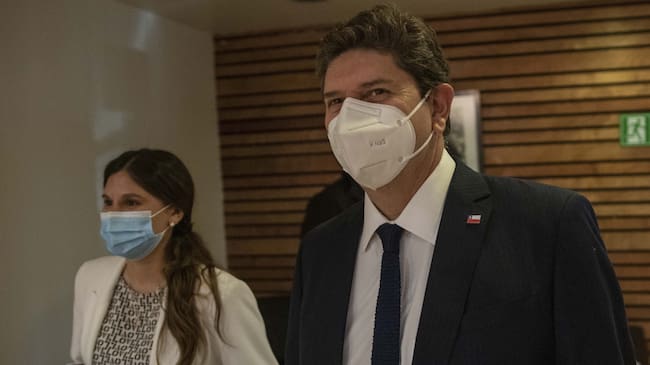 04 de Febrero de 2022 / SANTIAGO
Rodrigo Cerda y Cristina Torres llegando a exposición.
El ministro de Hacienda, Rodrigo Cerda, y la Directora de Presupuestos, Cristina Torres, exponen el Informe de Finanzas Públicas del 4to trimestre de 2021, con la actualización de proyecciones macroeconómicas y fiscales de 2022, junto al escenario fiscal de mediano plazo (2023-2026).
FOTO: LUIS FELIPE ARAYA/ AGENCIA UNO