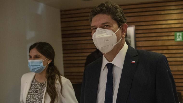 04 de Febrero de 2022 / SANTIAGO
Rodrigo Cerda y Cristina Torres llegando a exposición.
El ministro de Hacienda, Rodrigo Cerda, y la Directora de Presupuestos, Cristina Torres, exponen el Informe de Finanzas Públicas del 4to trimestre de 2021, con la actualización de proyecciones macroeconómicas y fiscales de 2022, junto al escenario fiscal de mediano plazo (2023-2026).
FOTO: LUIS FELIPE ARAYA/ AGENCIA UNO