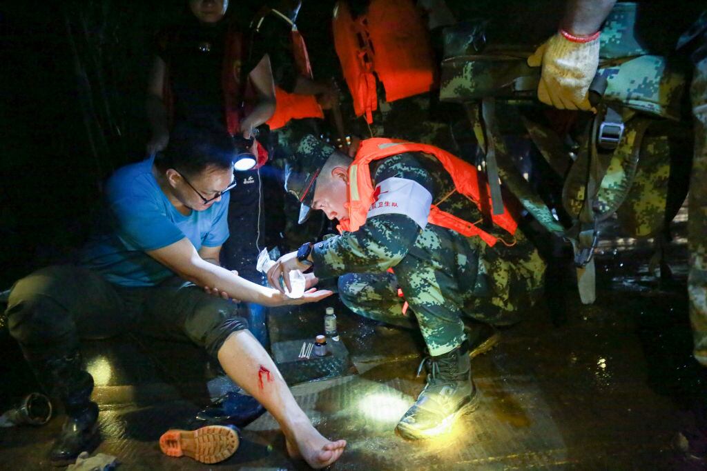 Los oficiales de la policía evacúan a un residente de Liuzhou