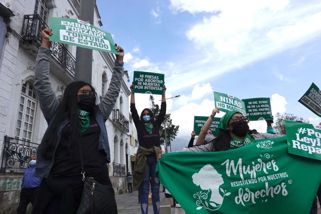 Feministas se manifiestan a favor del aborto ante el congreso en Ecuador