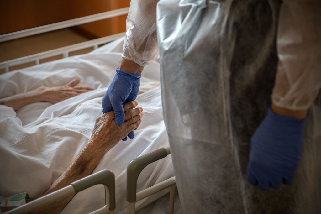 Trabajador de la salud cuida a un paciente con Covid-19 en Oguchi