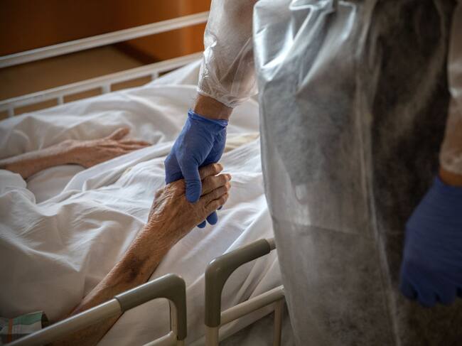 Trabajador de la salud cuida a un paciente con Covid-19 en Oguchi