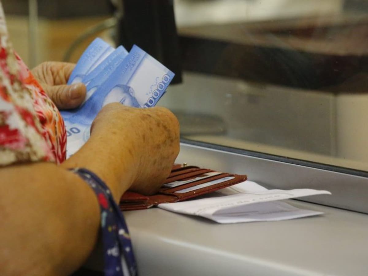 Más pensión, pero más deudas: la dura realidad que golpea a miles de adultos mayores en Chile