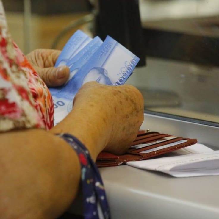 Más pensión, pero más deudas: la dura realidad que golpea a miles de adultos mayores en Chile