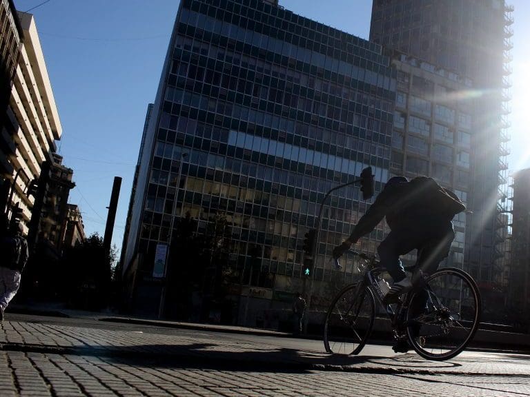 02 de Junio del 2013/SANTIAGOCon un dia soleado amanecio Santiago, los capitalinos se desplazan bajo los rayos del sol tras dejar dias de intensas lluvias.
FOTO:ALONSO REBOLLEDO/AGENCIAUNO