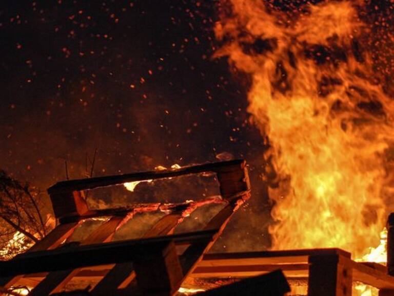 Vecinos quemaron casa de chileno acusado de violación en Argentina