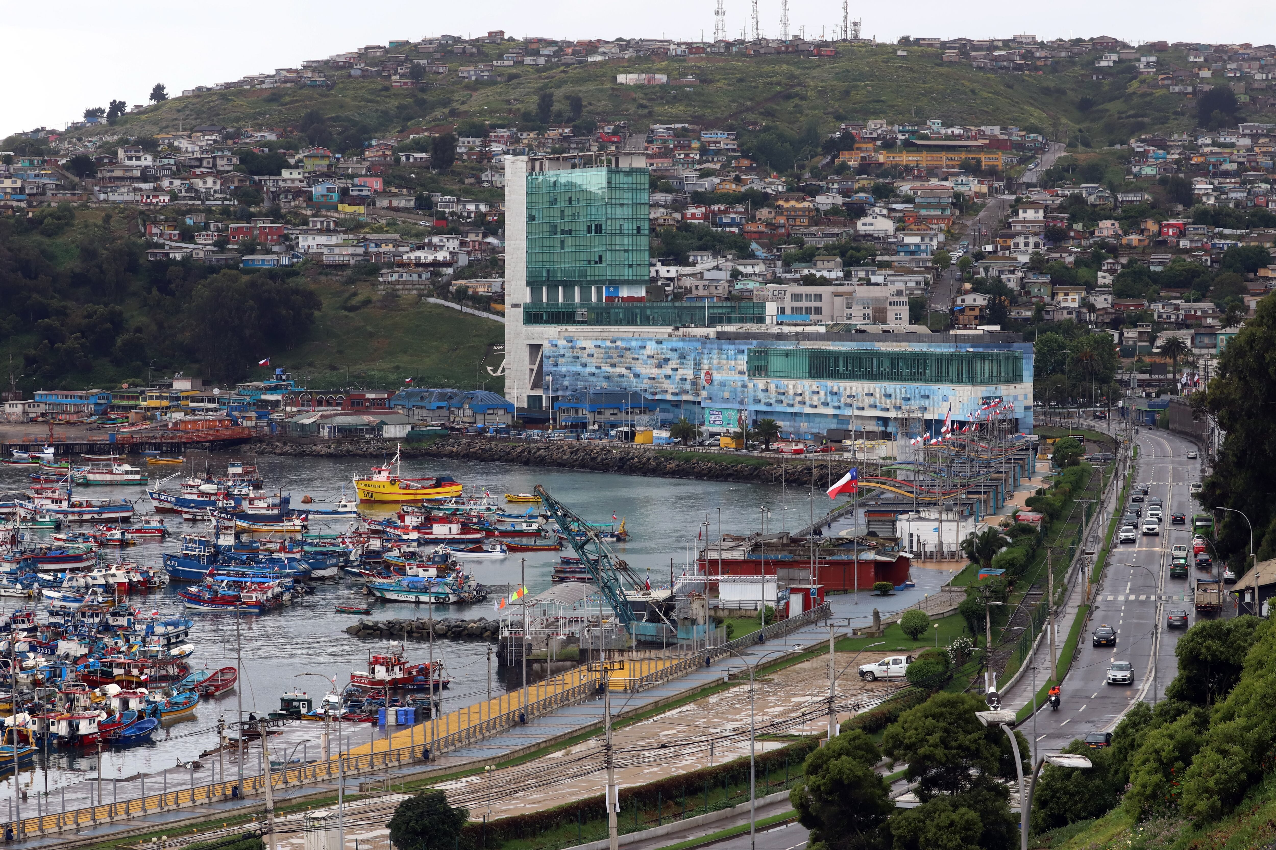Región de Valparaíso suma 30 mm de agua caída: Cierran puertos y suspenden clases en tres comunas de la zona