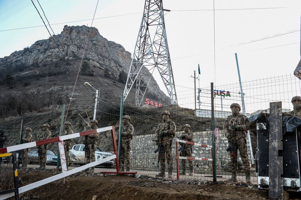 Militares de Azerbaiyán resguardan el límite de Nagorno Karabaj