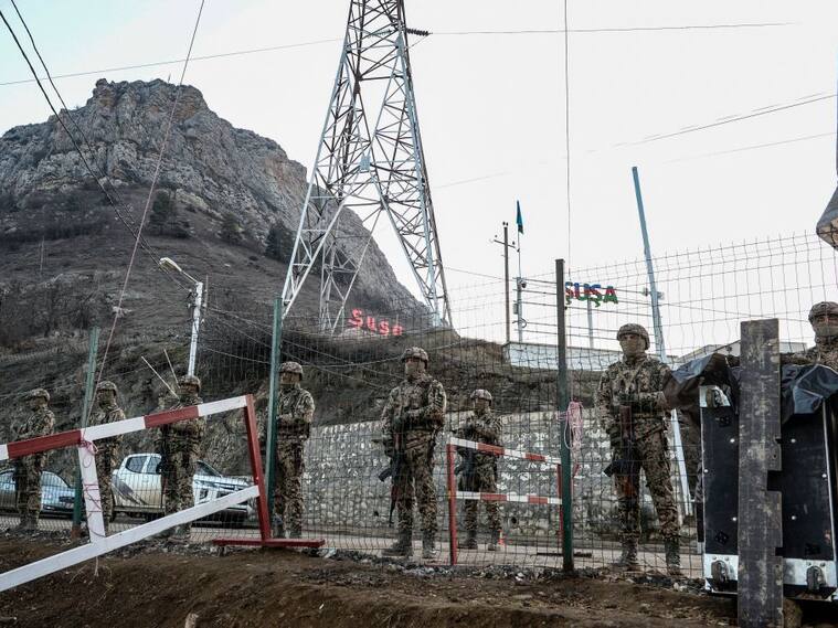 Militares de Azerbaiyán resguardan el límite de Nagorno Karabaj