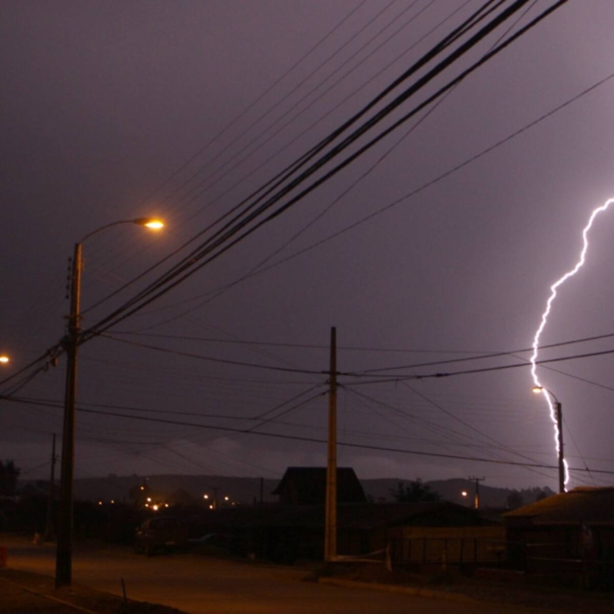 Lluvia en Santiago: emiten aviso por probables tormentas eléctricas en cuatro regiones de Chile