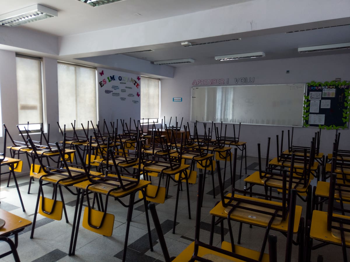 Suspenden clases en varias regiones de Chile para este viernes por fuertes lluvias: revisa cuáles son las comunas afectadas