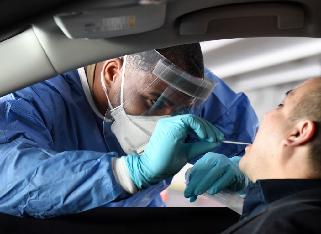 Trabajador de la salud realiza test del Covid-19 en Nevada
