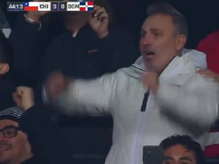 El efusivo festejo de Marcelo Pablo Barticciotto luego que su hijo anotara su primer gol con la Roja