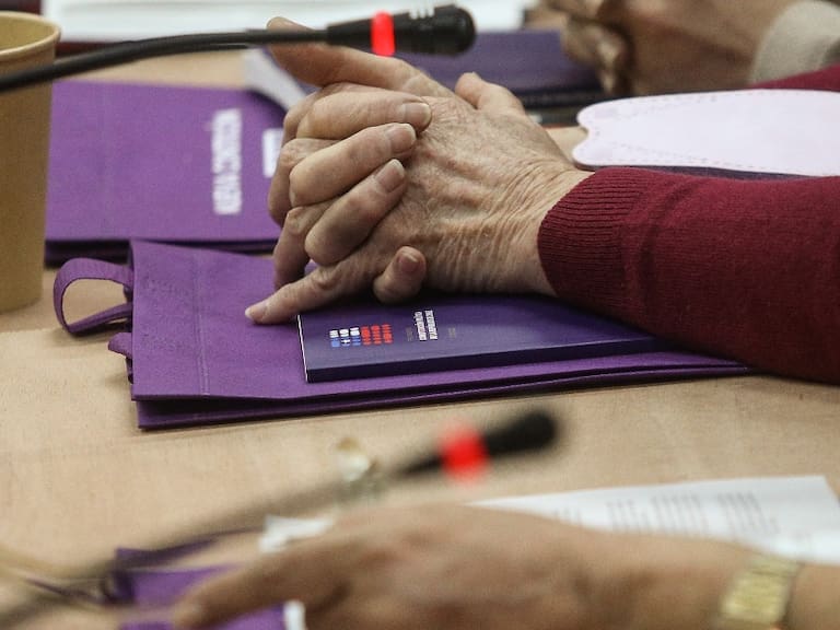 Con hoja en blanco y Convención 100% electa: FA presenta propuesta para el proceso constituyente 2.0