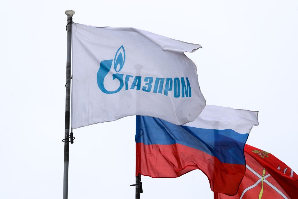 Imagen con bandera de la Federación de Rusia y otra con el logo de Gazprom