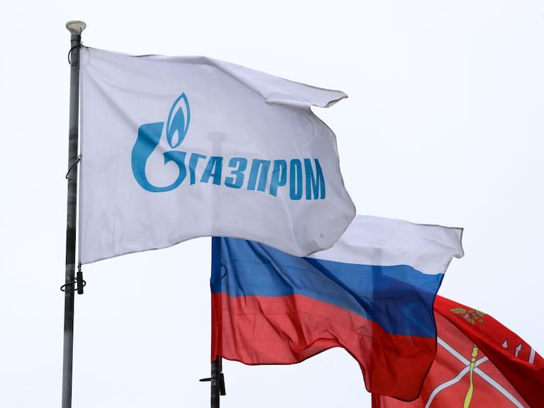 Imagen con bandera de la Federación de Rusia y otra con el logo de Gazprom