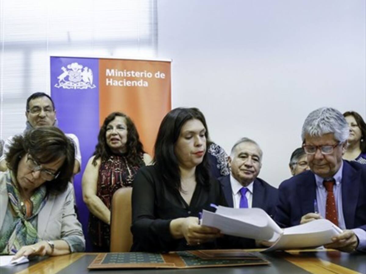Gobierno y empleados públicos firmaron acuerdo de reajuste salarial de 2,5%