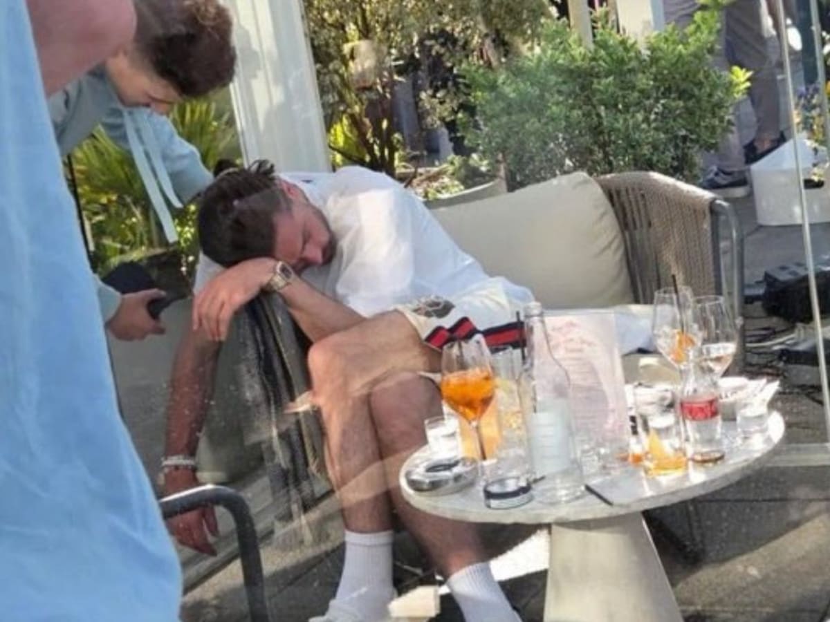 Escándalo en el Reino Unido: estrella del fútbol inglés es captado durmiendo en bar durante recuperación de grave lesión