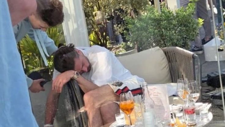 Escándalo en el Reino Unido: estrella del fútbol inglés es captado durmiendo en bar durante recuperación de grave lesión