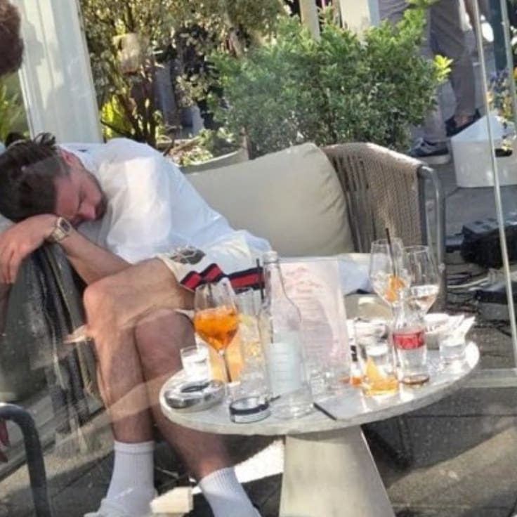 Escándalo en el Reino Unido: estrella del fútbol inglés es captado durmiendo en bar durante recuperación de grave lesión