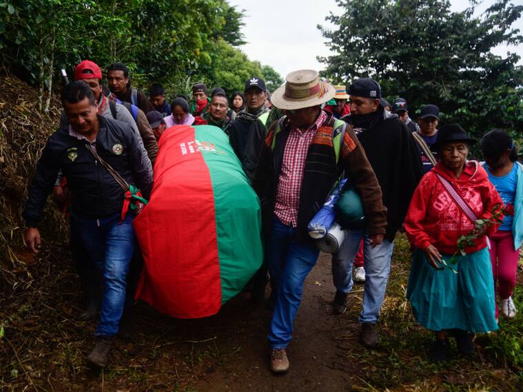 El funeral de un líder indígena asesinado en Colombia