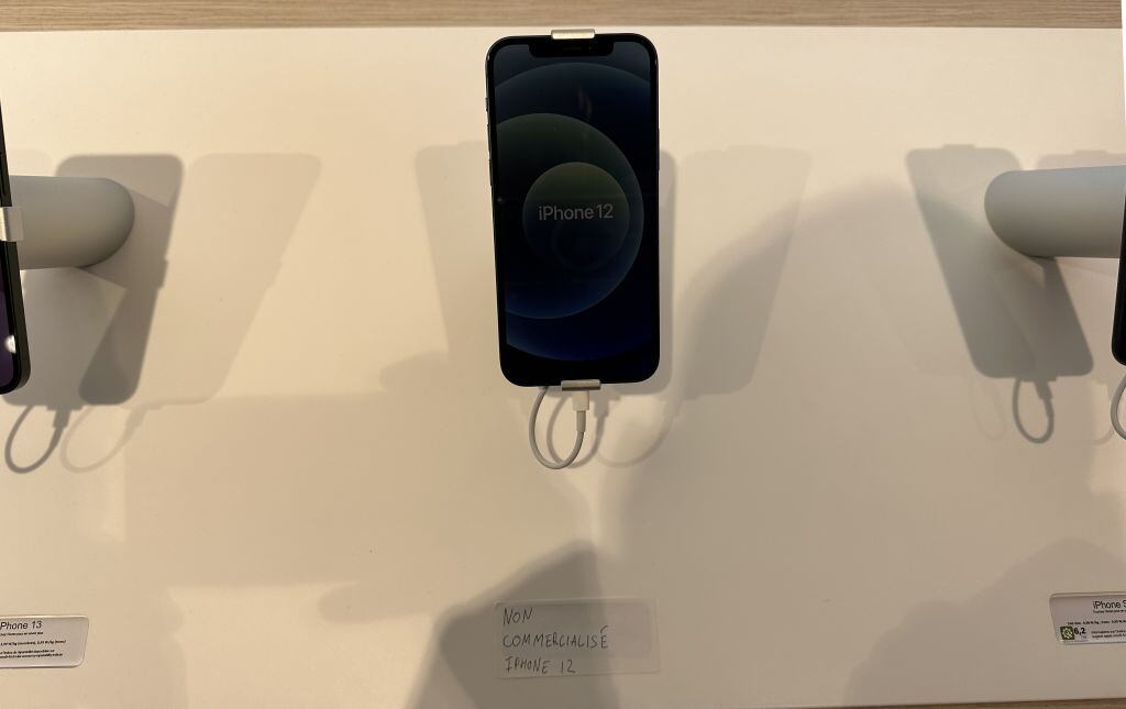 Imagen de un smartphone iPhone 12 de Apple en una tienda en Francia