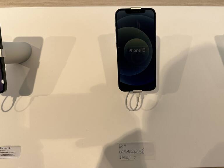 Imagen de un smartphone iPhone 12 de Apple en una tienda en Francia