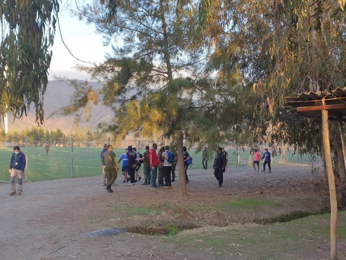 Carabineros detuvo a 10 jóvenes que jugaban fútbol en Colina