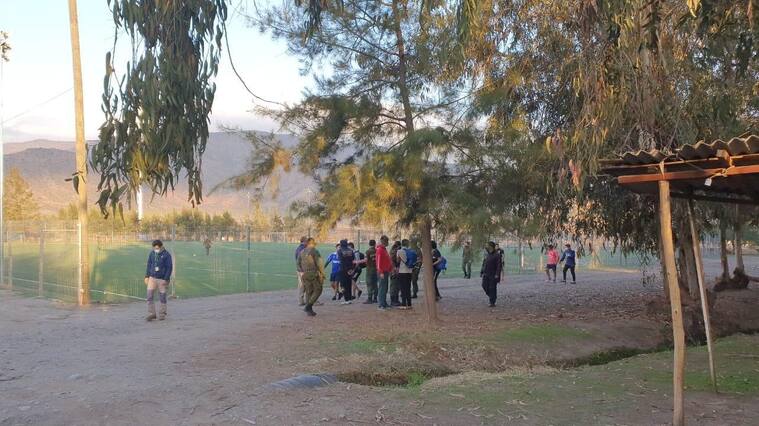 Carabineros detuvo a 10 jóvenes que jugaban fútbol en Colina
